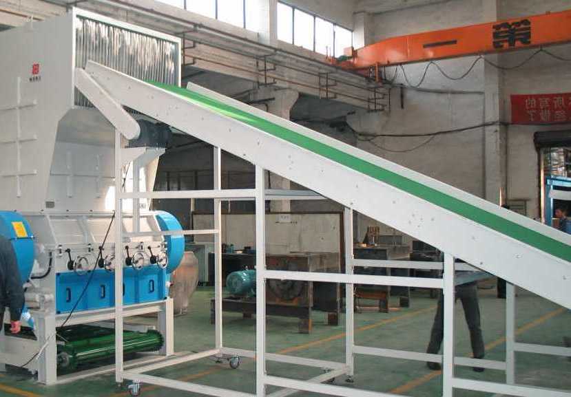 塑料破碎輸送用爬坡輸送機.jpg 塑料破碎輸送用爬坡輸送機.jpg