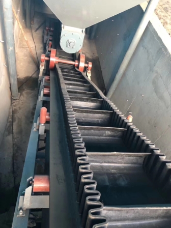 皮帶輸送機運行.jpg 皮帶輸送機運行.jpg