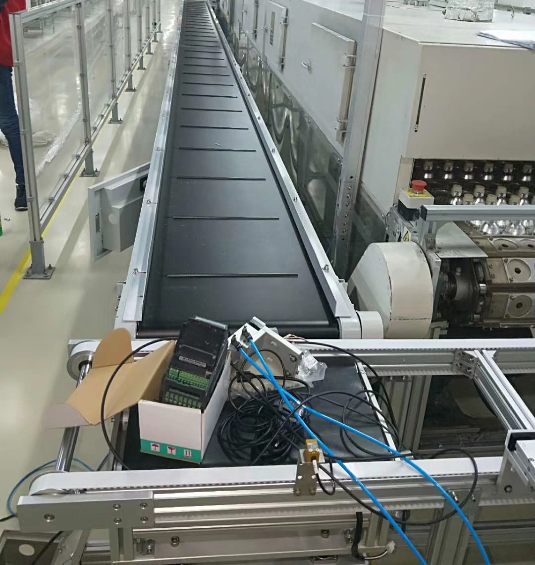 安裝中的菏澤皮帶輸送機.jpg 安裝中的菏澤皮帶輸送機.jpg