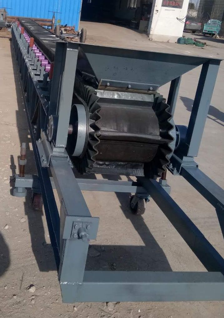 裙邊皮帶輸送機(jī).jpg 裙邊皮帶輸送機(jī).jpg